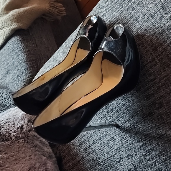 McQ Alexander Mcqueen Heart peep toe platform heels. Black with silver heel - Picture 2 of 16